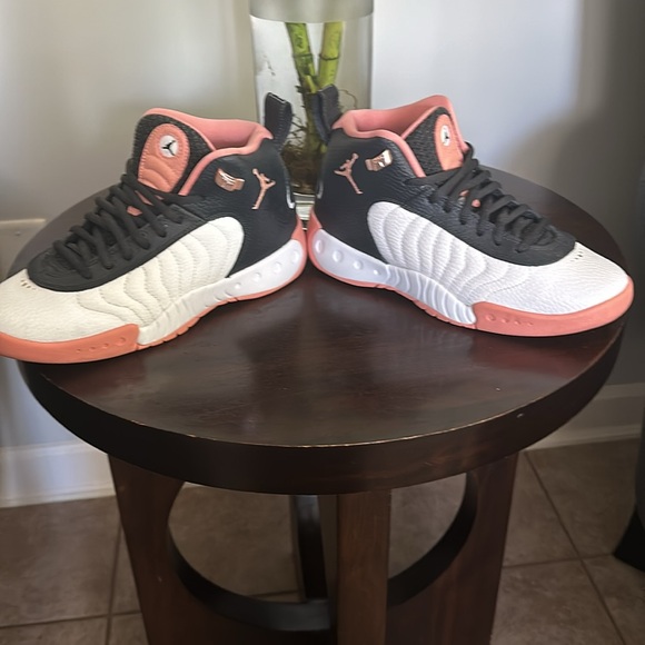 Air Jordan 12, Pink, Size 5W (Fits 4Y), Good condition, Barely Worn - Picture 4 of 4